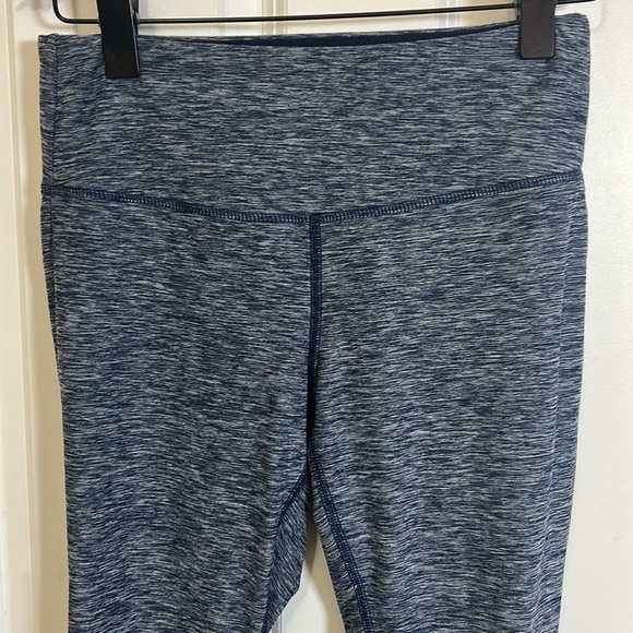 New Balance women’s Heathered capri Leggings size medium blue white inseam 23” - Picture 2 of 5
